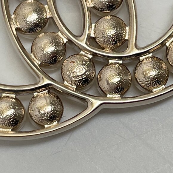 Chanel CC Pearl Brooch in Gold Hardware - Picture 4 of 7